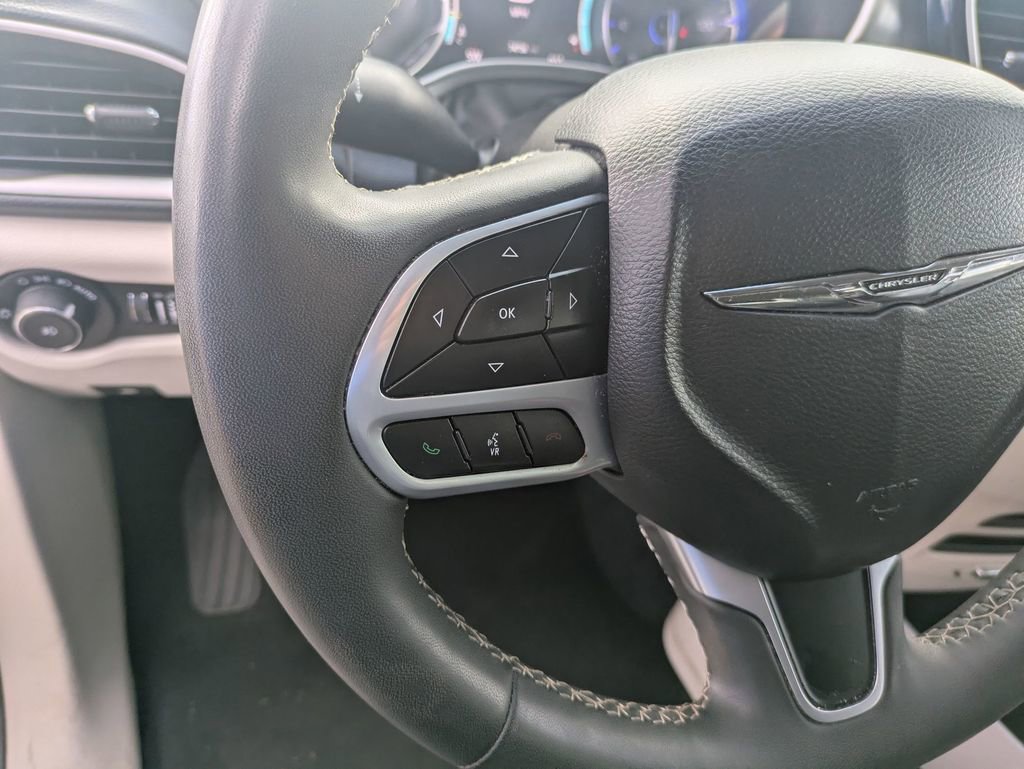 Used 2023 Chrysler Pacifica Touring-L image 16
