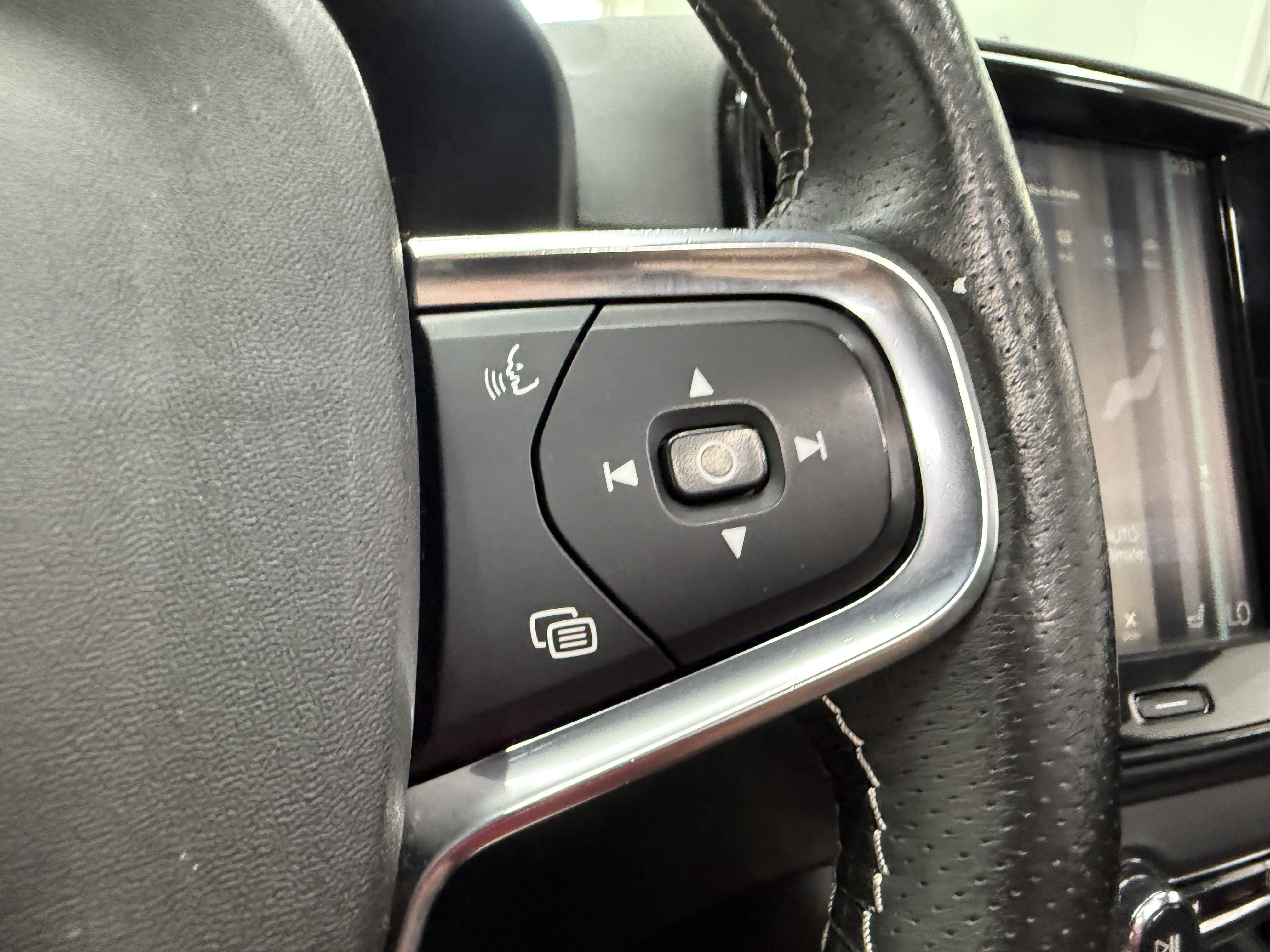 Used 2021 Volvo XC40 T5 R-Design AWD/4WD image 13