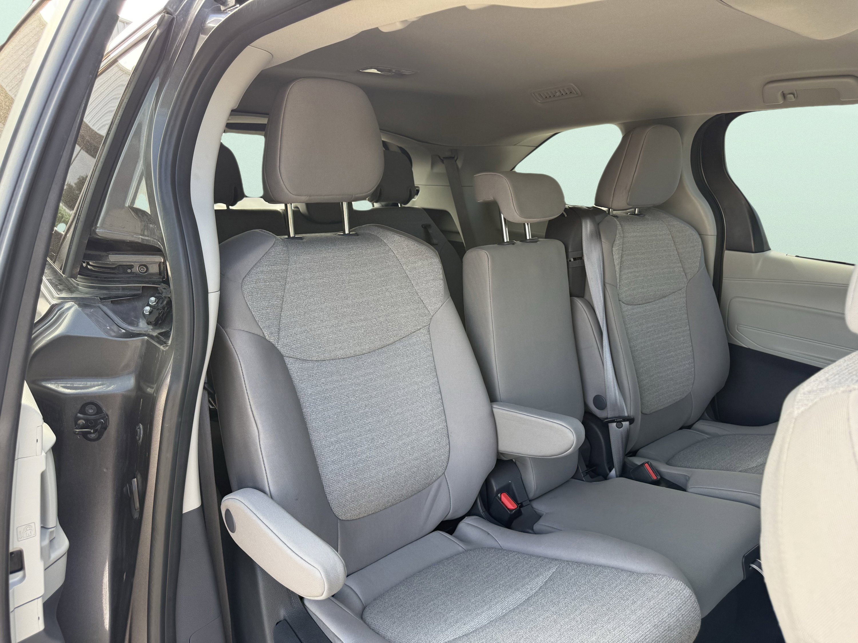 Used 2024 Toyota Sienna LE image 43