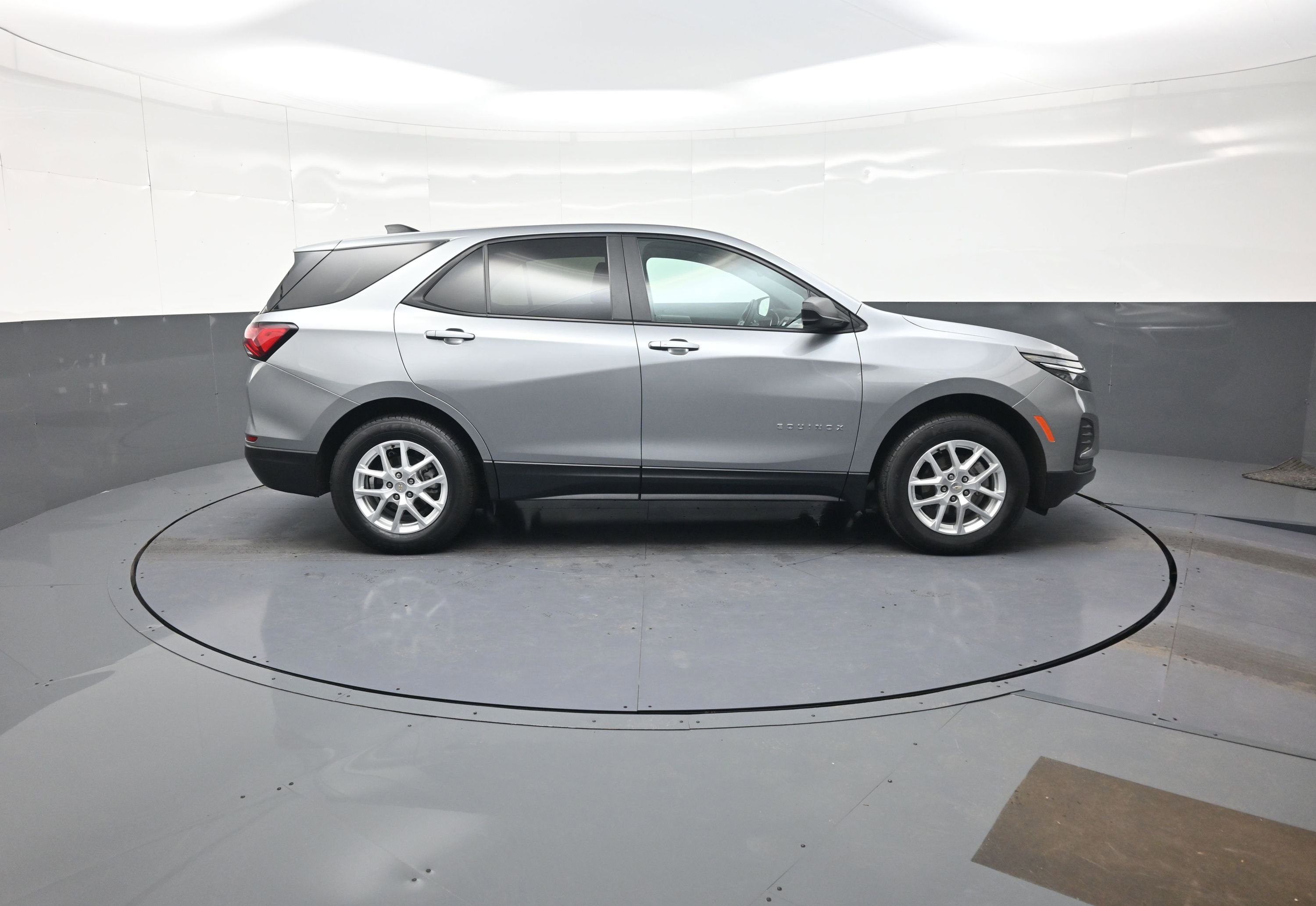 Used 2023 Chevrolet Equinox LS w/ LS Convenience Package AWD/4WD image 2