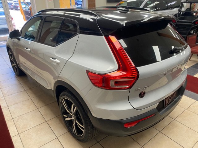 Used 2022 Volvo XC40 T5 R-Design AWD/4WD image 2