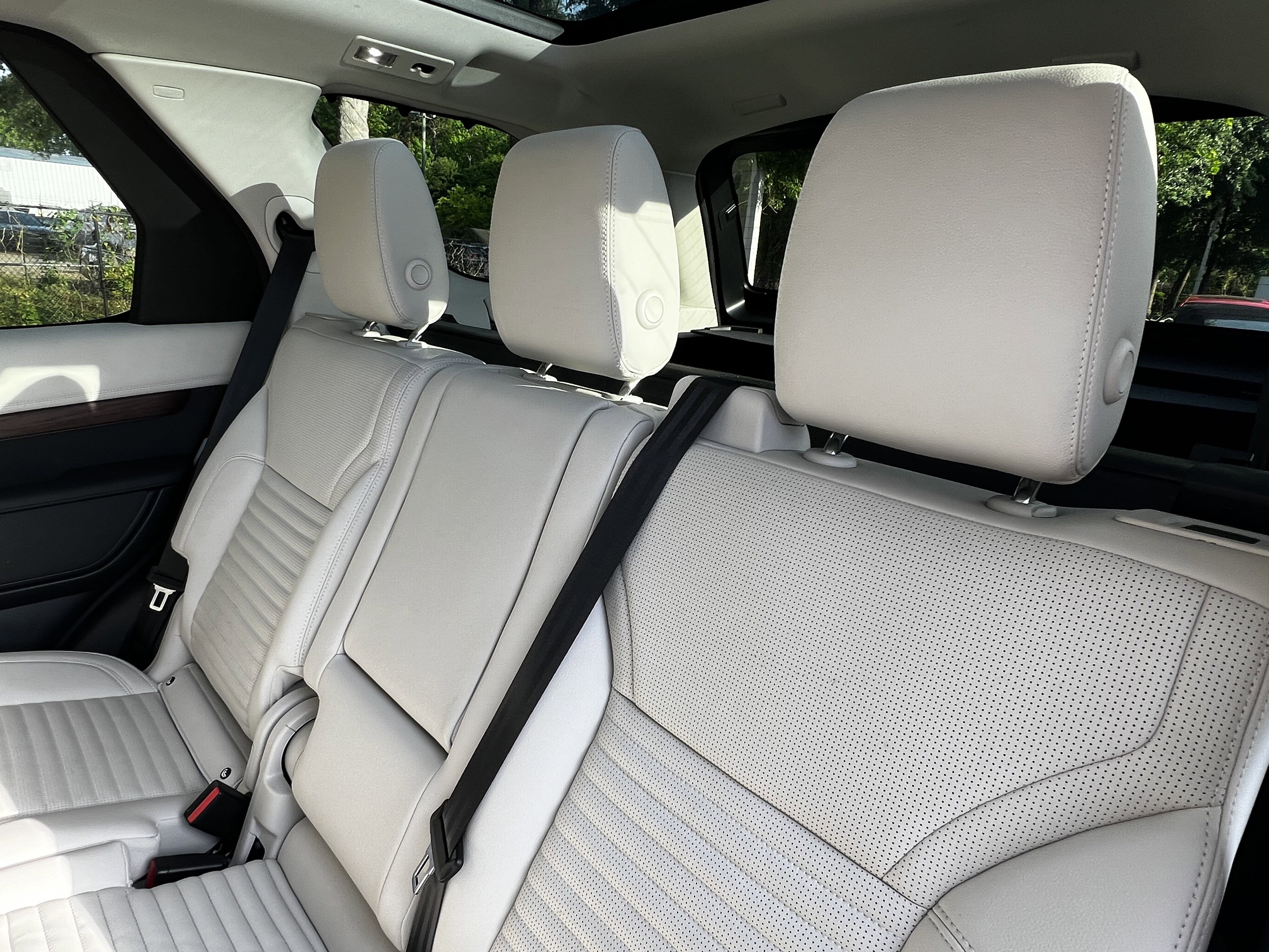 Used 2023 Land Rover Discovery S image 34