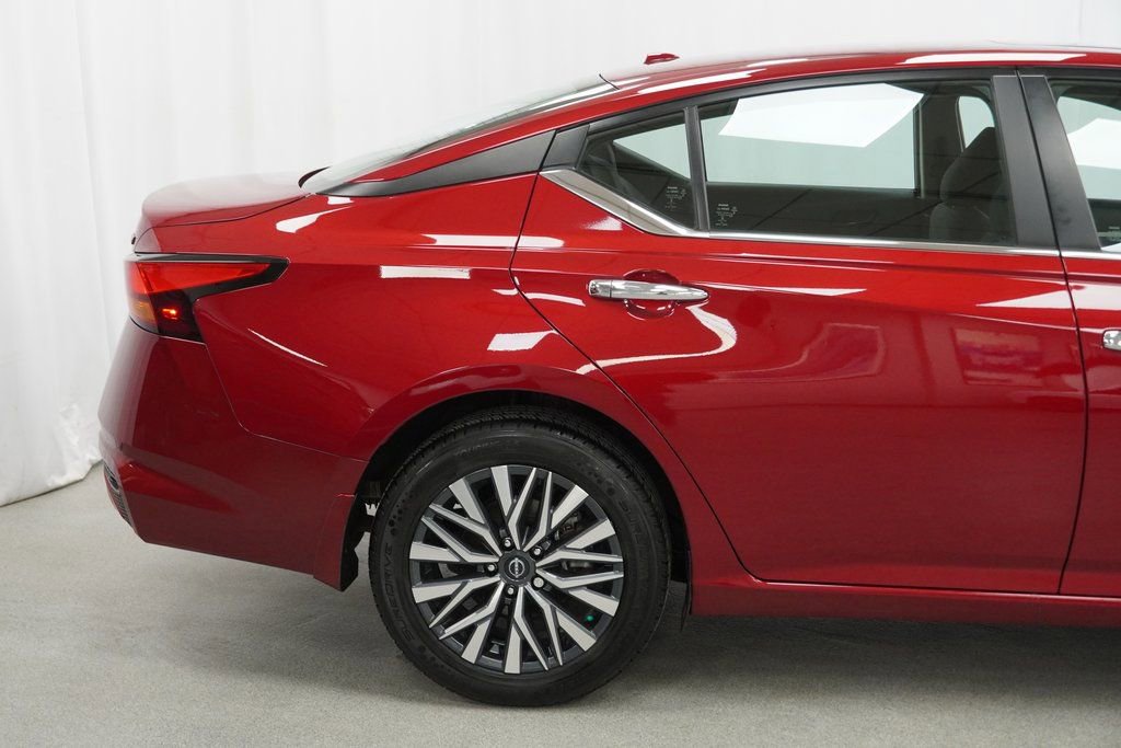 Used 2023 Nissan Altima 2.5 SV w/ SV Premium Package image 10
