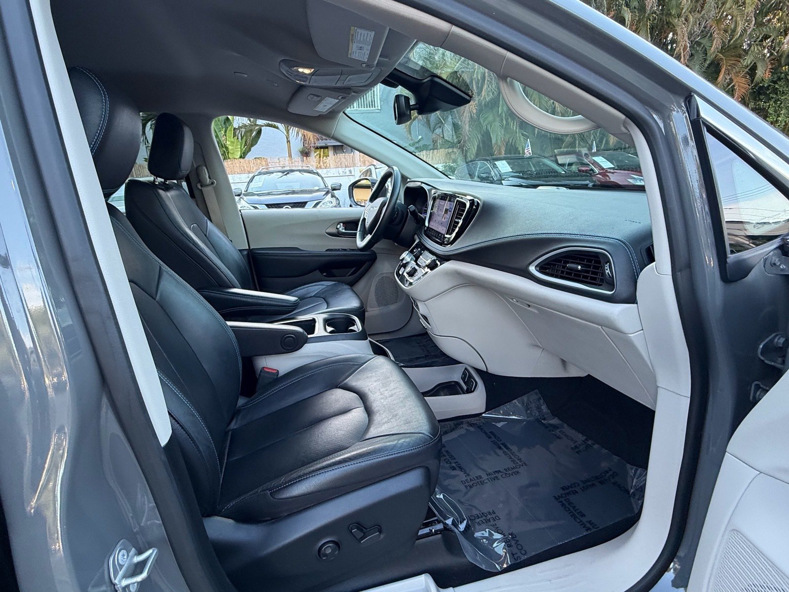Used 2021 Chrysler Pacifica Touring-L FWD image 19