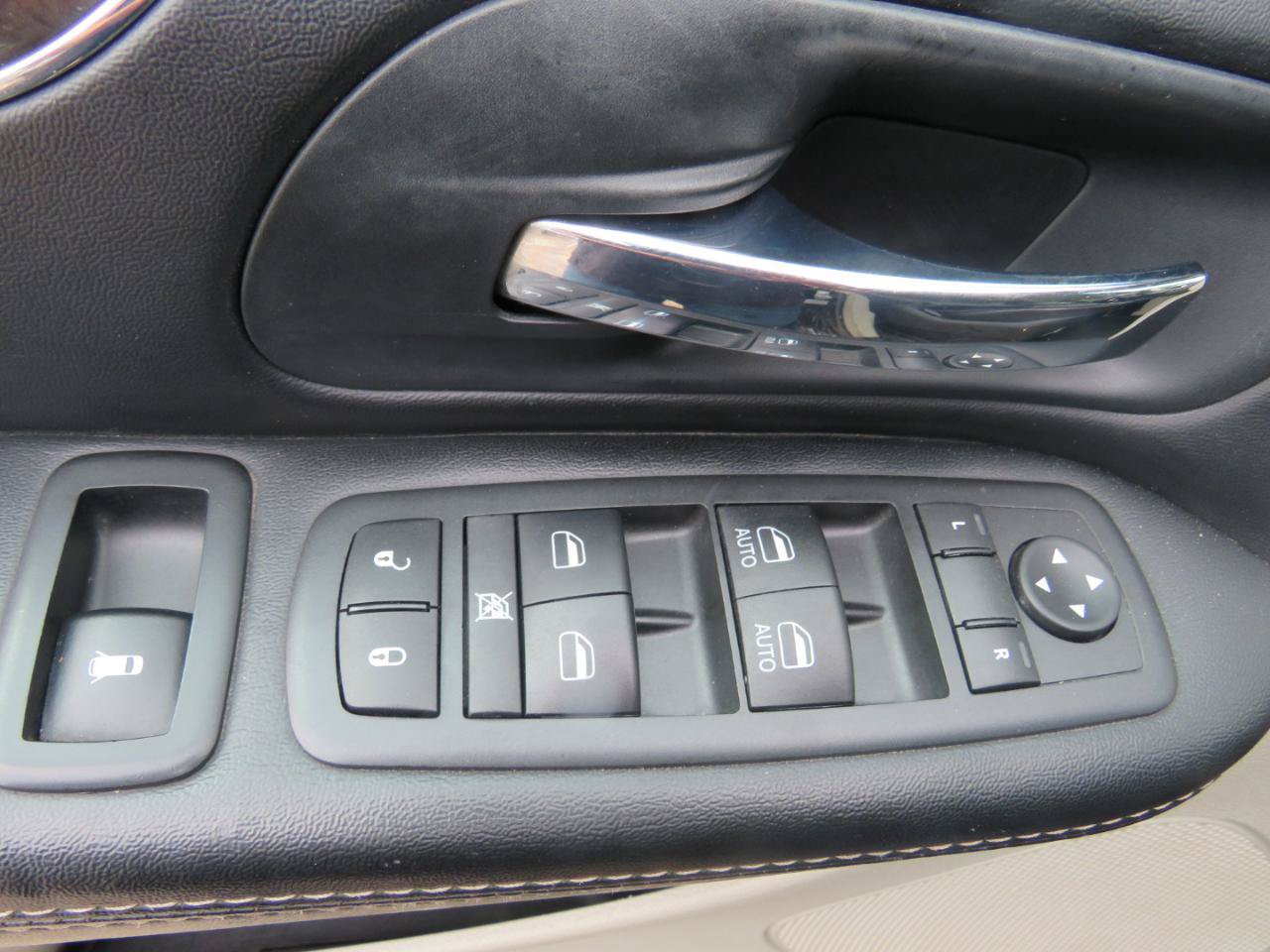 Used 2015 Chrysler Town & Country Touring FWD image 9
