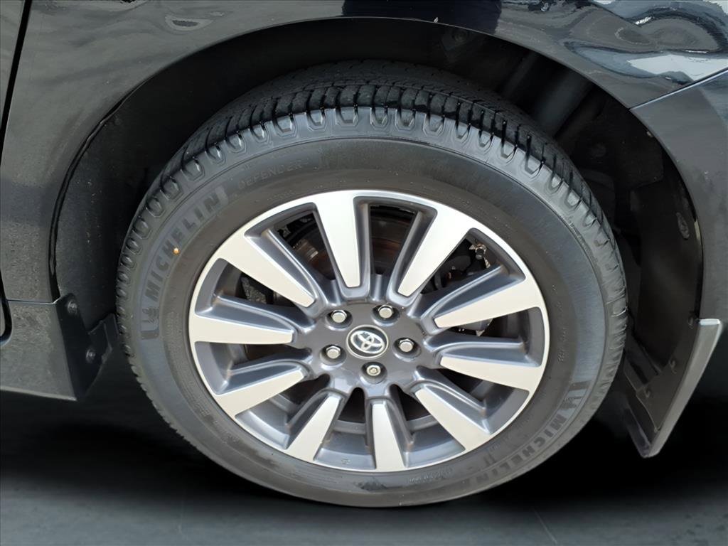 Used 2019 Toyota Sienna XLE image 7