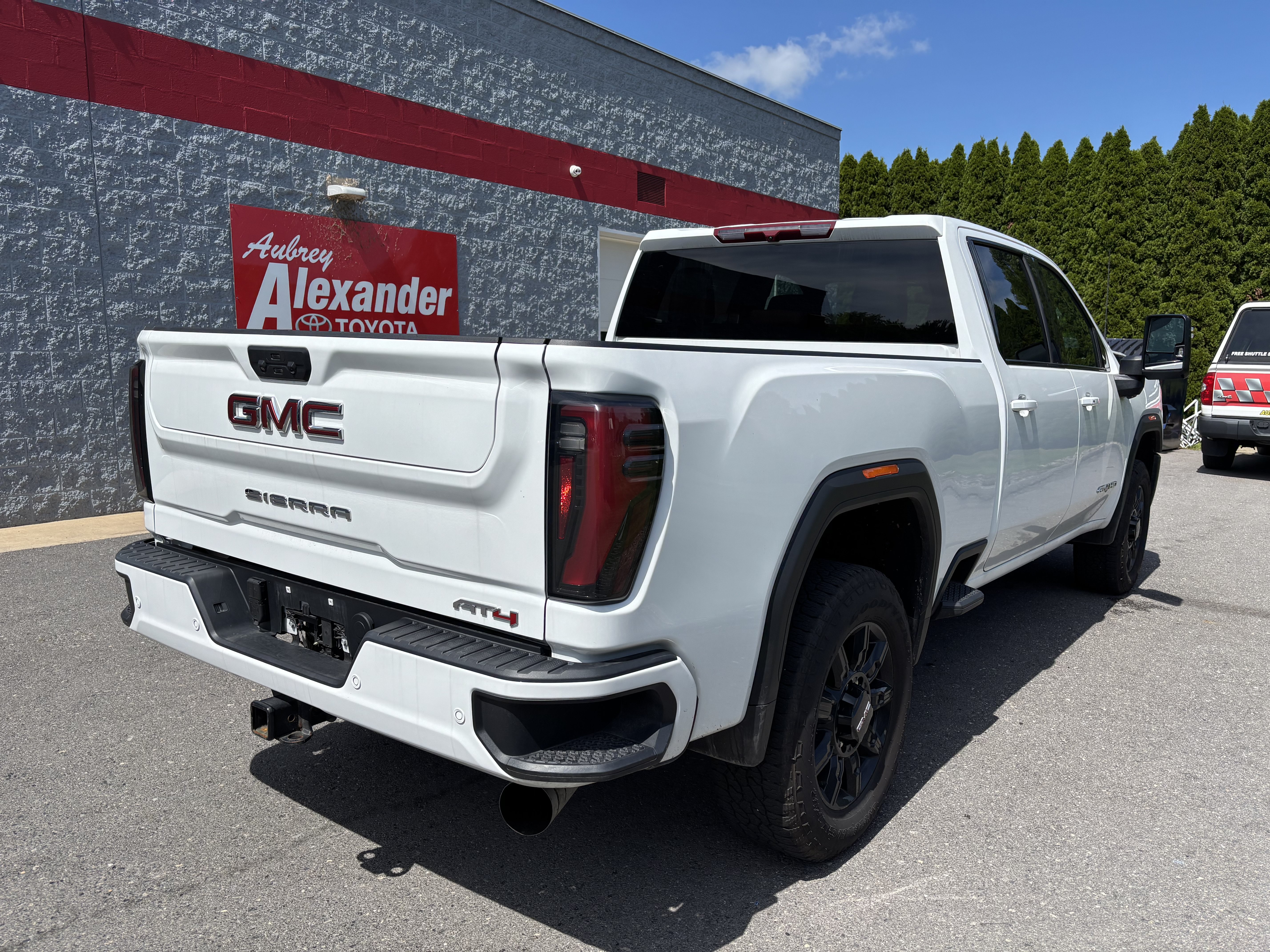 Used 2025 GMC Sierra 2500 AT4 AWD/4WD image 3