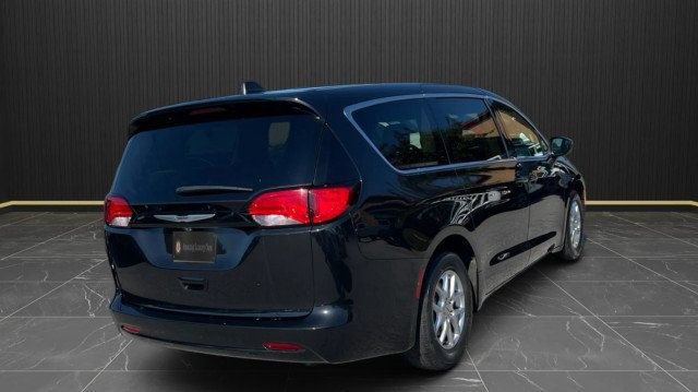 Used 2022 Chrysler Voyager LX FWD image 7