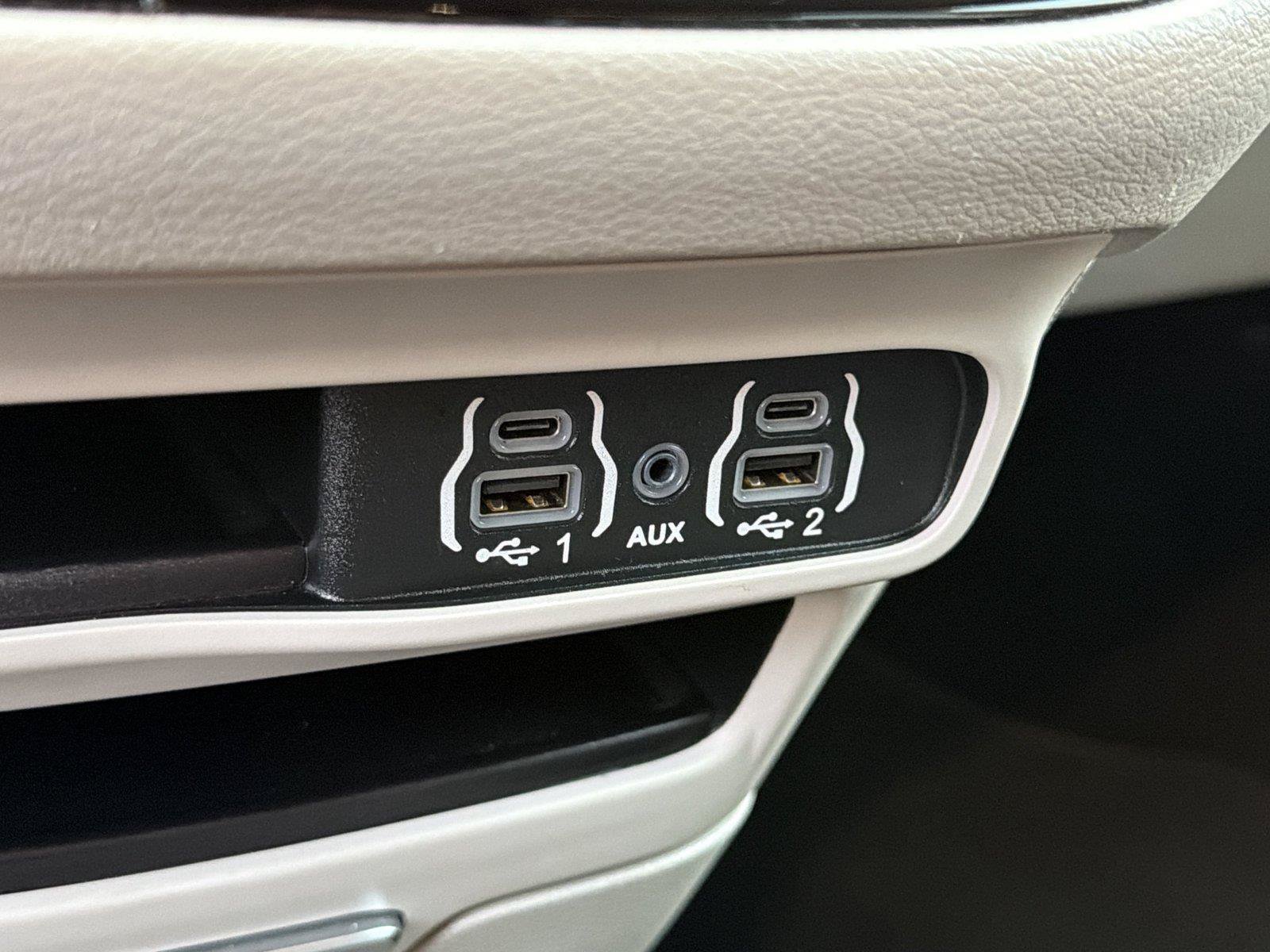 Used 2024 Chrysler Pacifica Touring-L FWD image 28