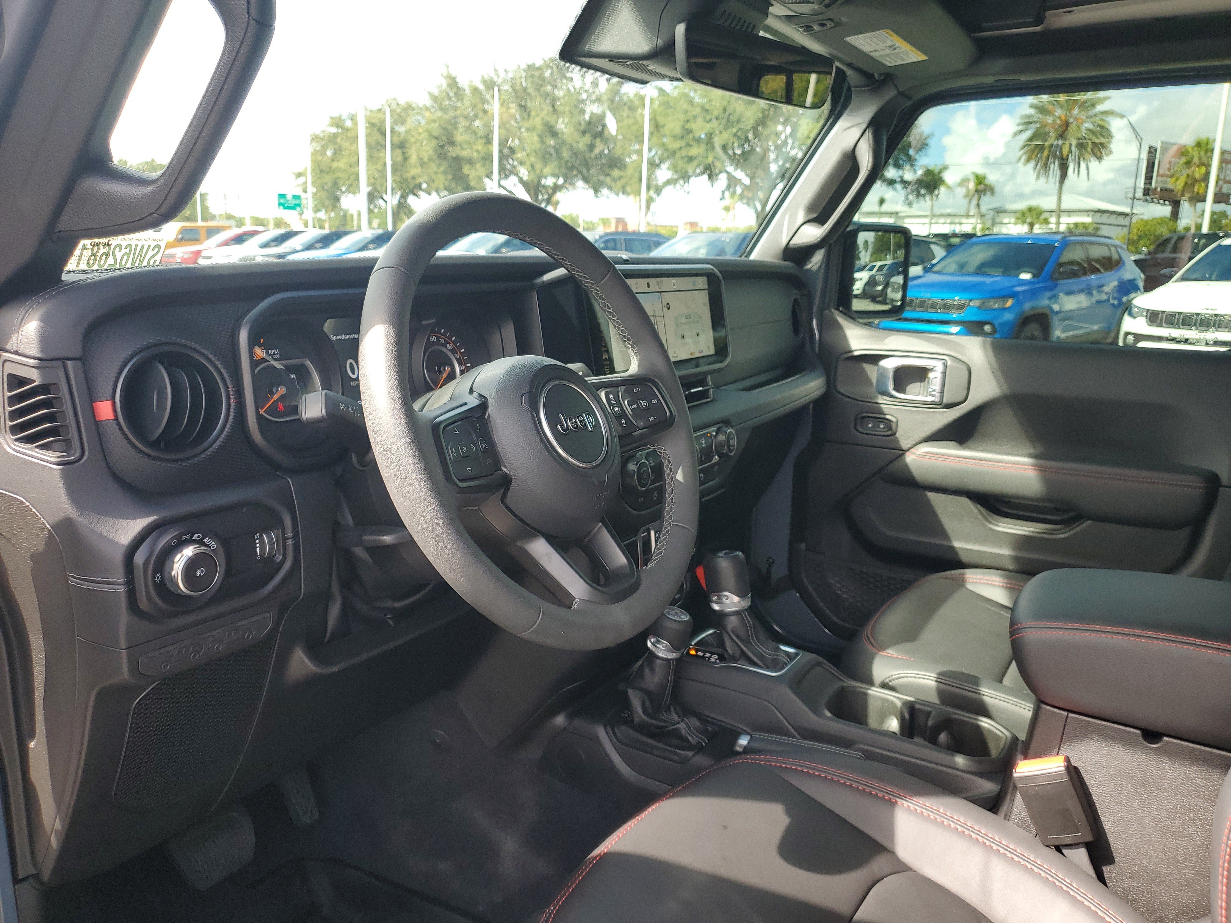 Used 2025 Jeep Wrangler Unlimited Rubicon AWD/4WD image 13