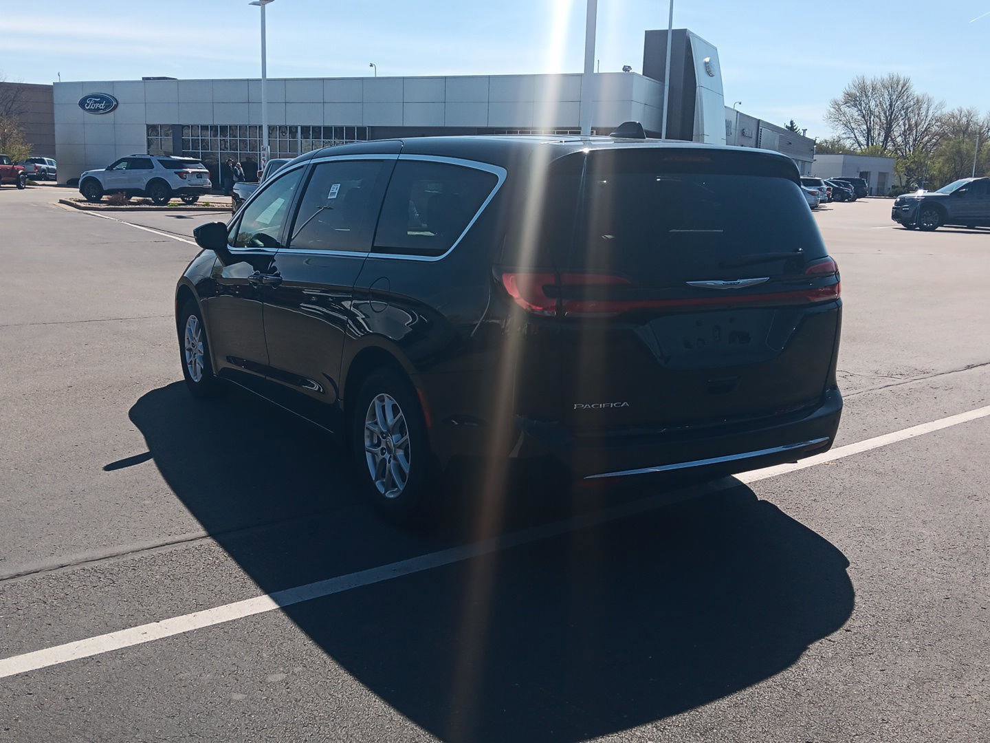 Used 2024 Chrysler Pacifica Touring-L FWD image 6