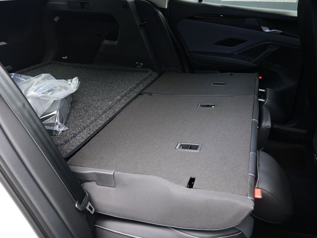 Used 2025 Volkswagen Tiguan SE image 28