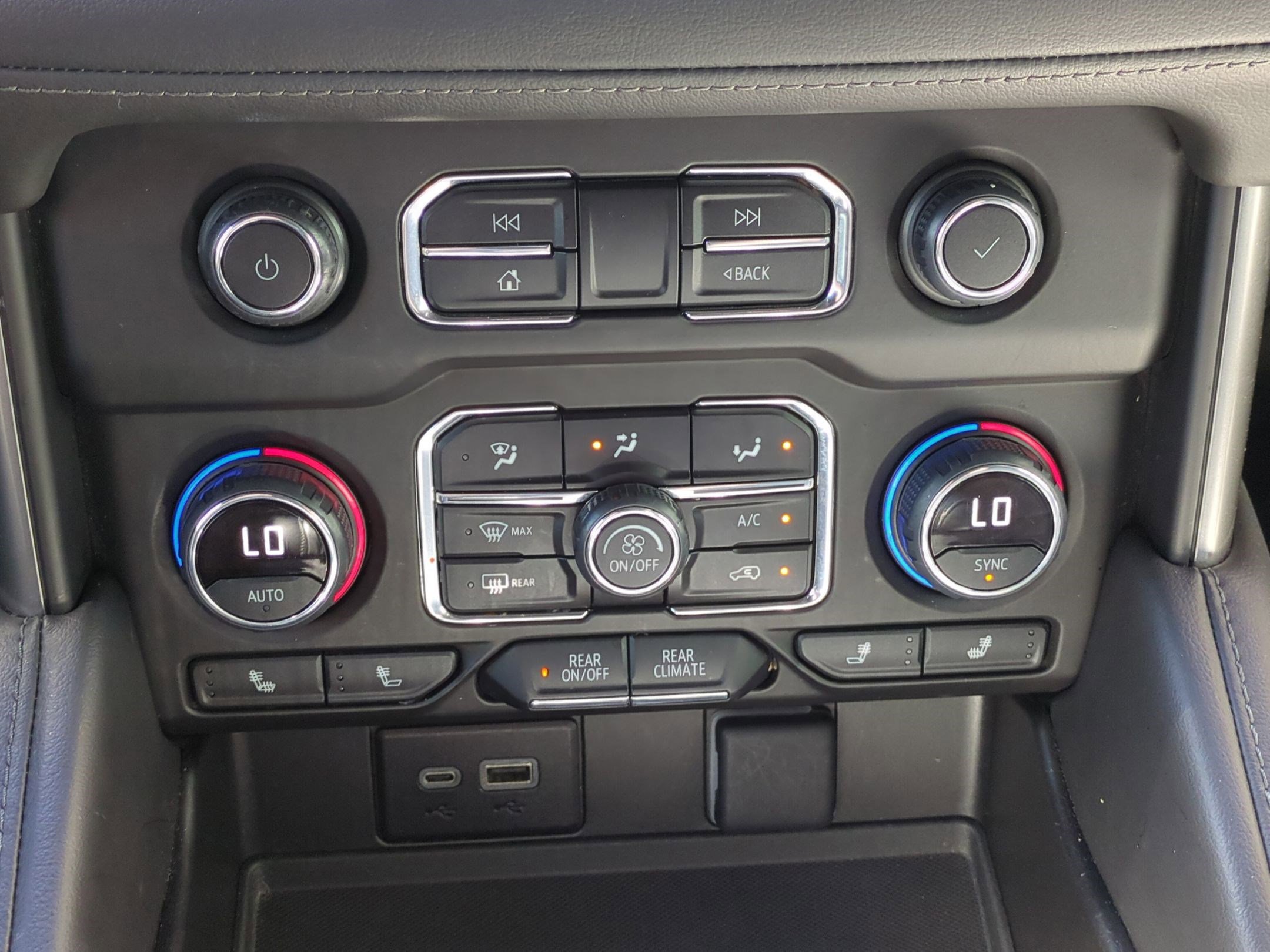 Used 2024 Chevrolet Suburban LT image 21