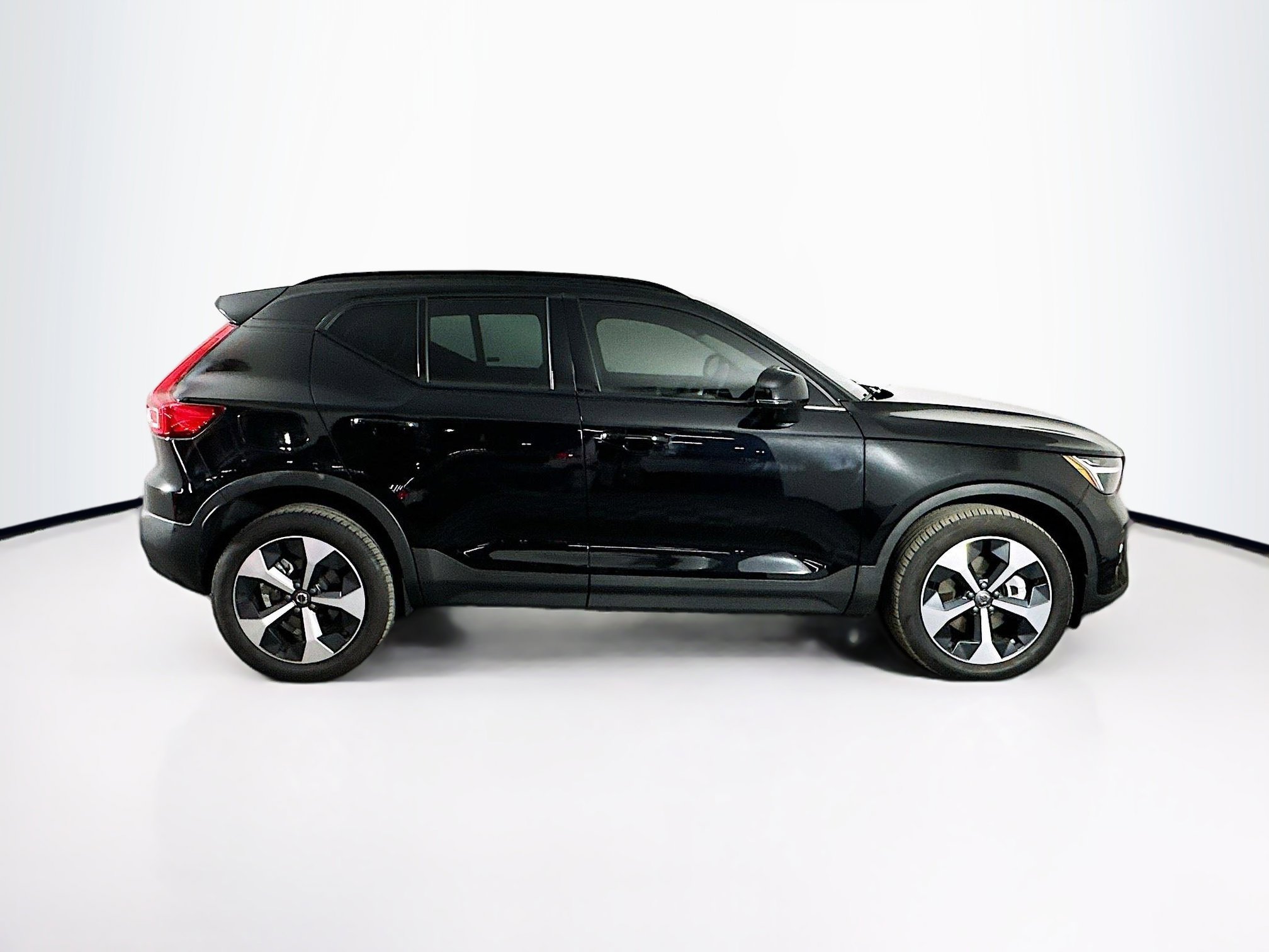 Used 2024 Volvo XC40 B5 Plus image 10
