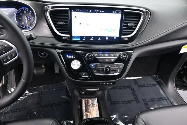 Certified 2025 Chrysler Pacifica Select AWD/4WD image 12