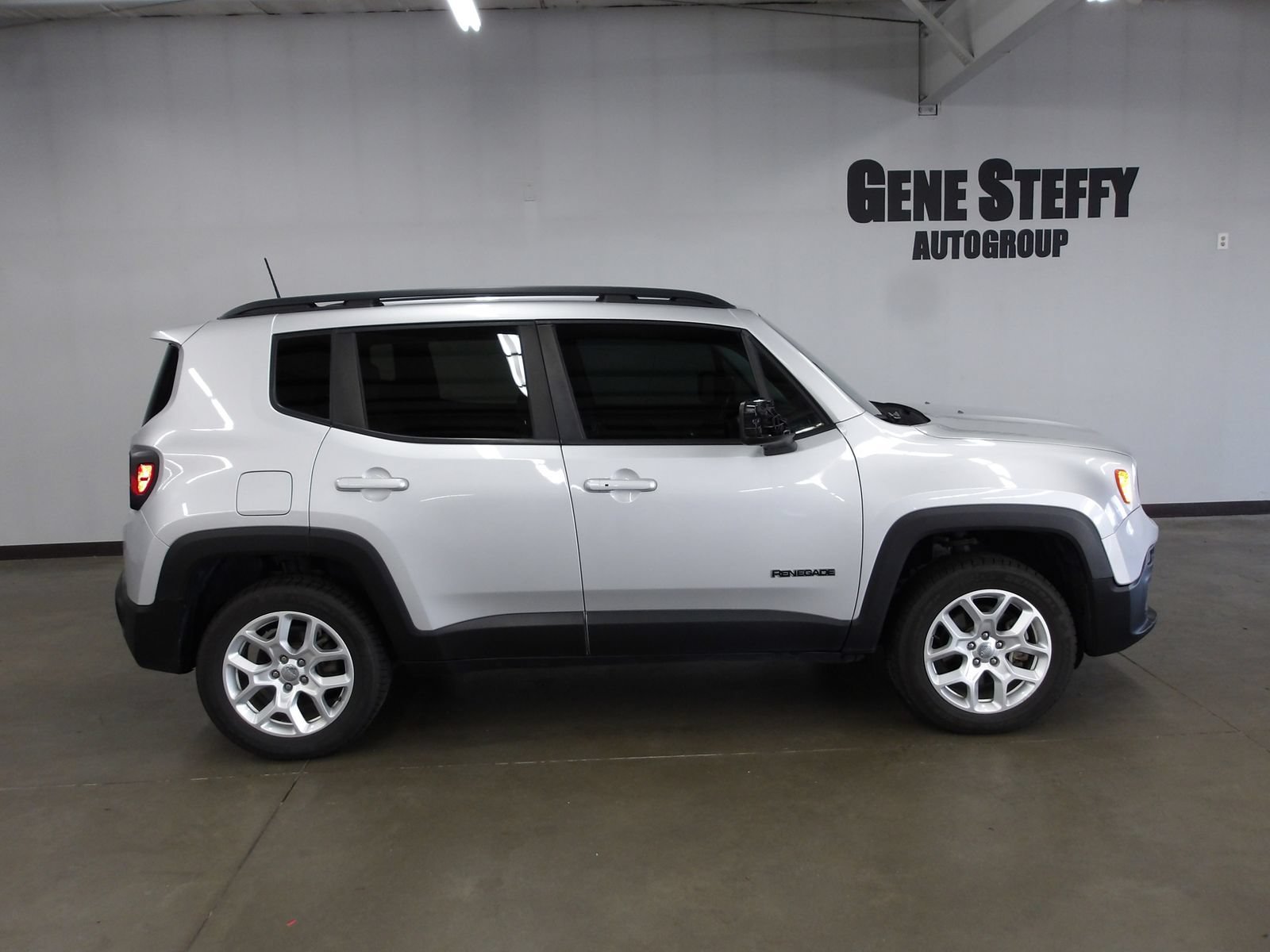 Used 2018 Jeep Renegade Latitude w/ Cold Weather Group AWD/4WD image 3