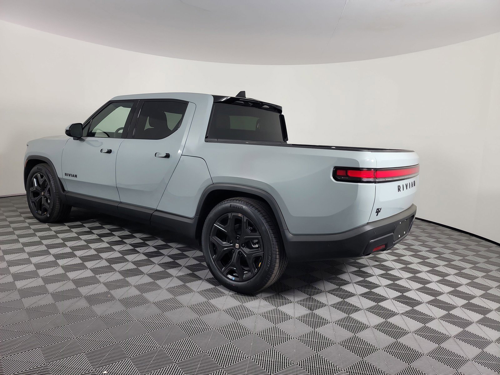 Used 2025 Rivian R1T Adventure AWD/4WD image 3