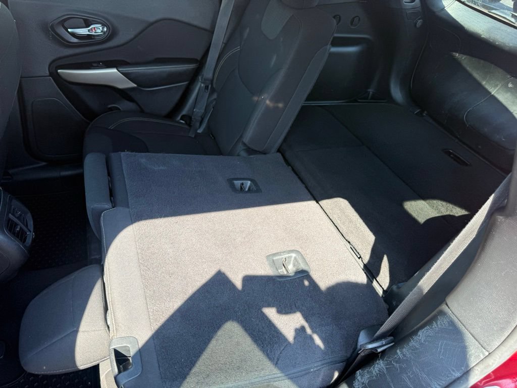 Used 2017 Jeep Cherokee Latitude w/ Cold Weather Group AWD/4WD image 38