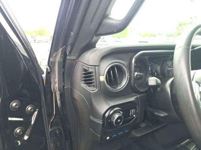 Used 2024 Jeep Wrangler Unlimited Sahara w/ Technology Group AWD/4WD image 19