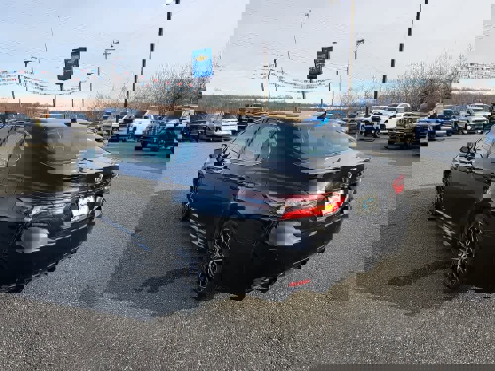 Used 2023 Toyota Camry SE image 3