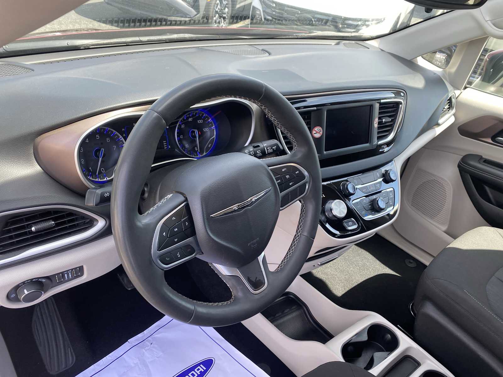 Used 2023 Chrysler Voyager LX image 12