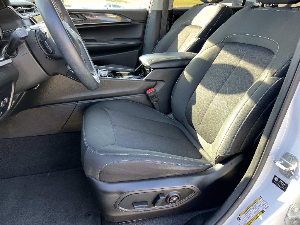 Used 2021 Jeep Grand Cherokee L Laredo w/ Luxury Tech Group I AWD/4WD image 31