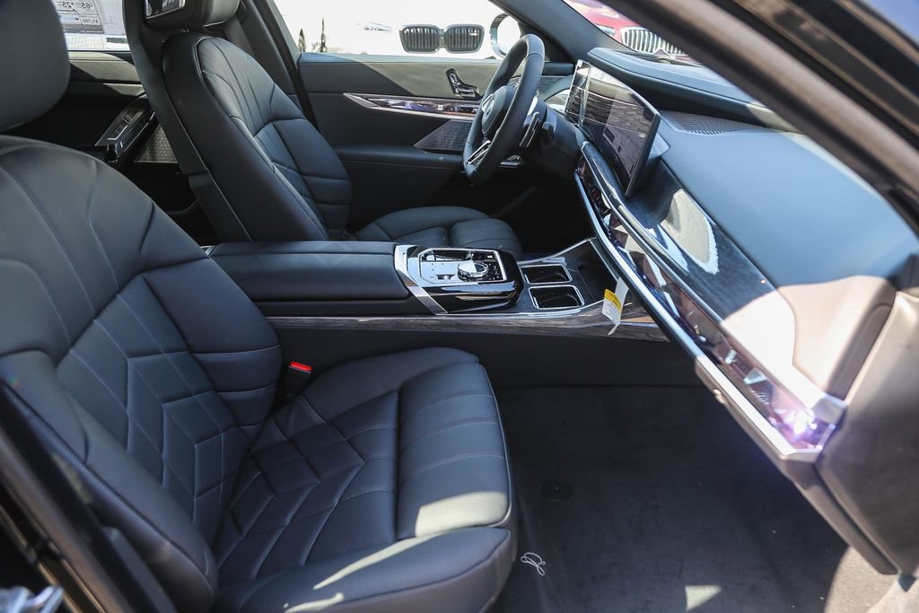 Used 2025 BMW 750e xDrive w/ Premium Package AWD/4WD image 13