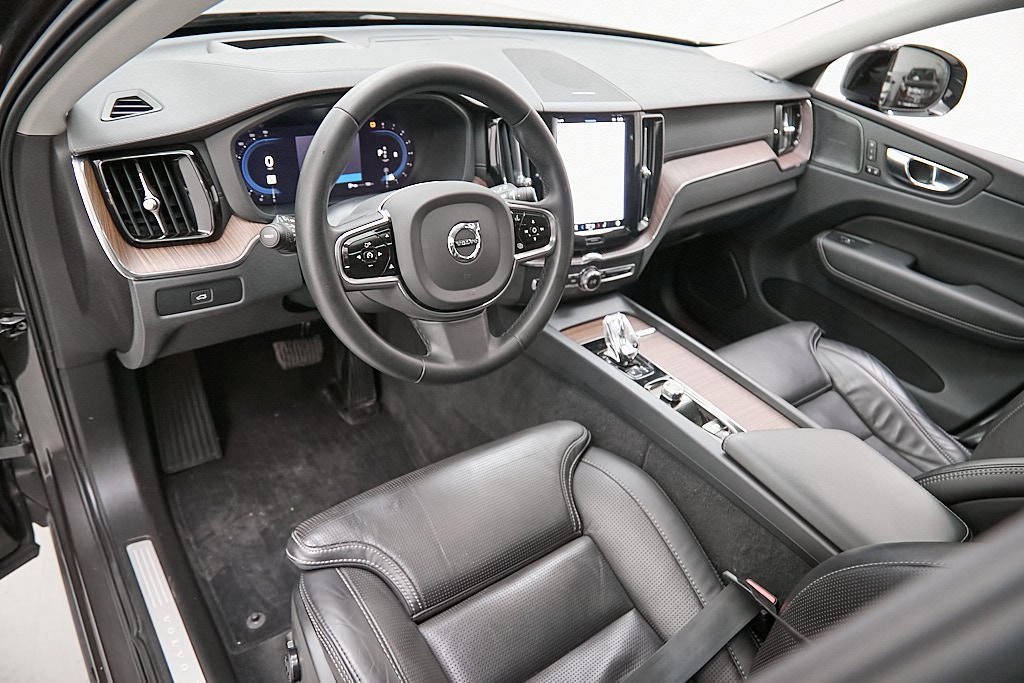 Certified 2023 Volvo XC60 B5 Ultimate w/ Climate Package image 12
