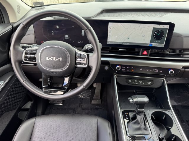 Used 2025 Kia Carnival SX w/ SX Dark Edition Package FWD image 12