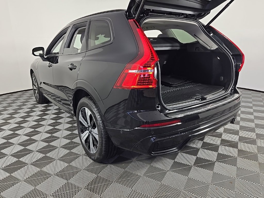 Certified 2025 Volvo XC60 T8 Plus w/ Protection Package Premier image 11