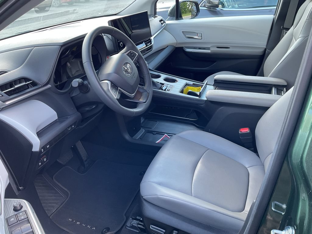 Used 2025 Toyota Sienna XLE FWD image 6