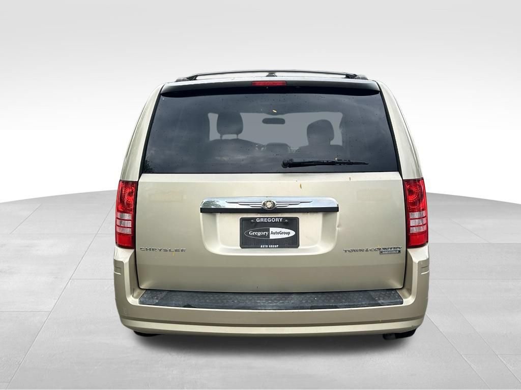 Used 2010 Chrysler Town & Country Touring FWD image 8