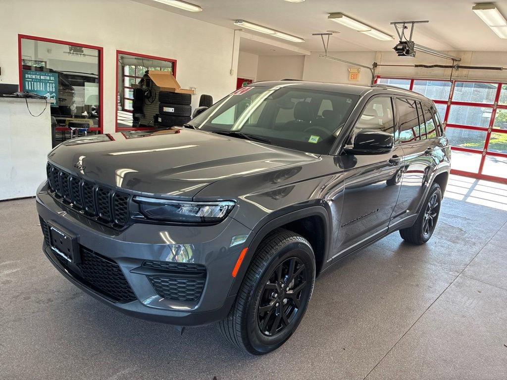 Certified 2024 Jeep Grand Cherokee Altitude AWD/4WD image 3