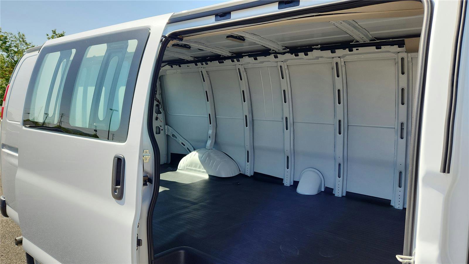 New 2026 Chevrolet Express 2500 Extended RWD image 17