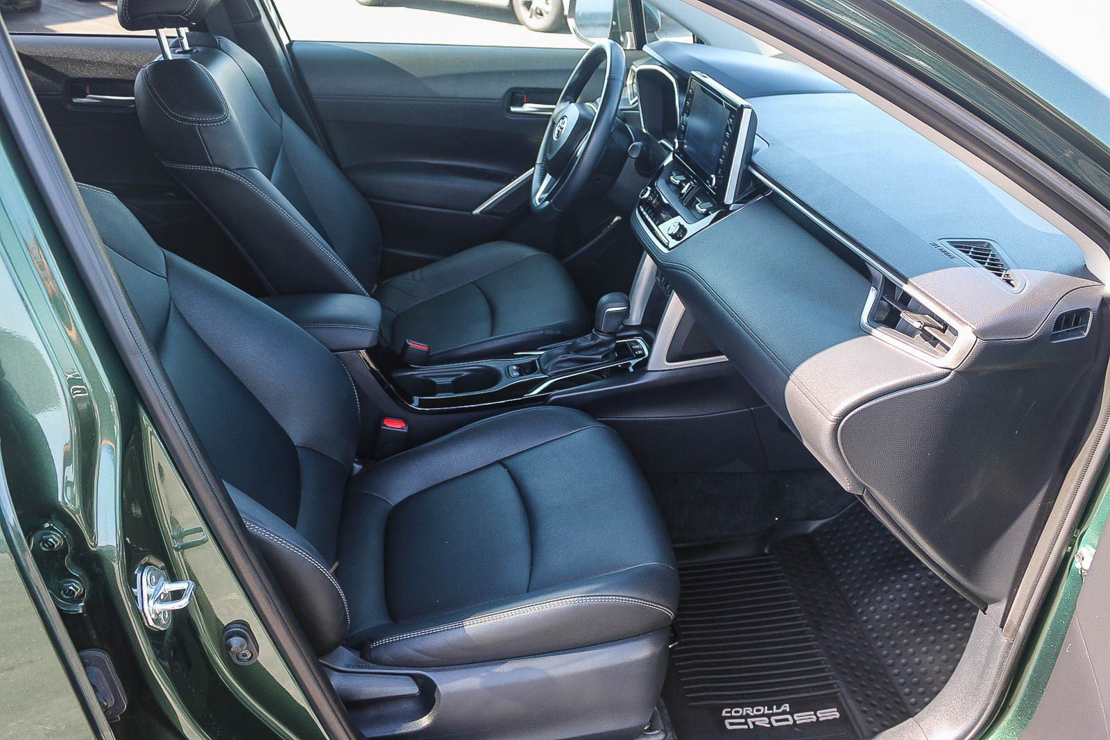 Certified 2022 Toyota Corolla Cross XLE w/ Convenience Package FWD image 17