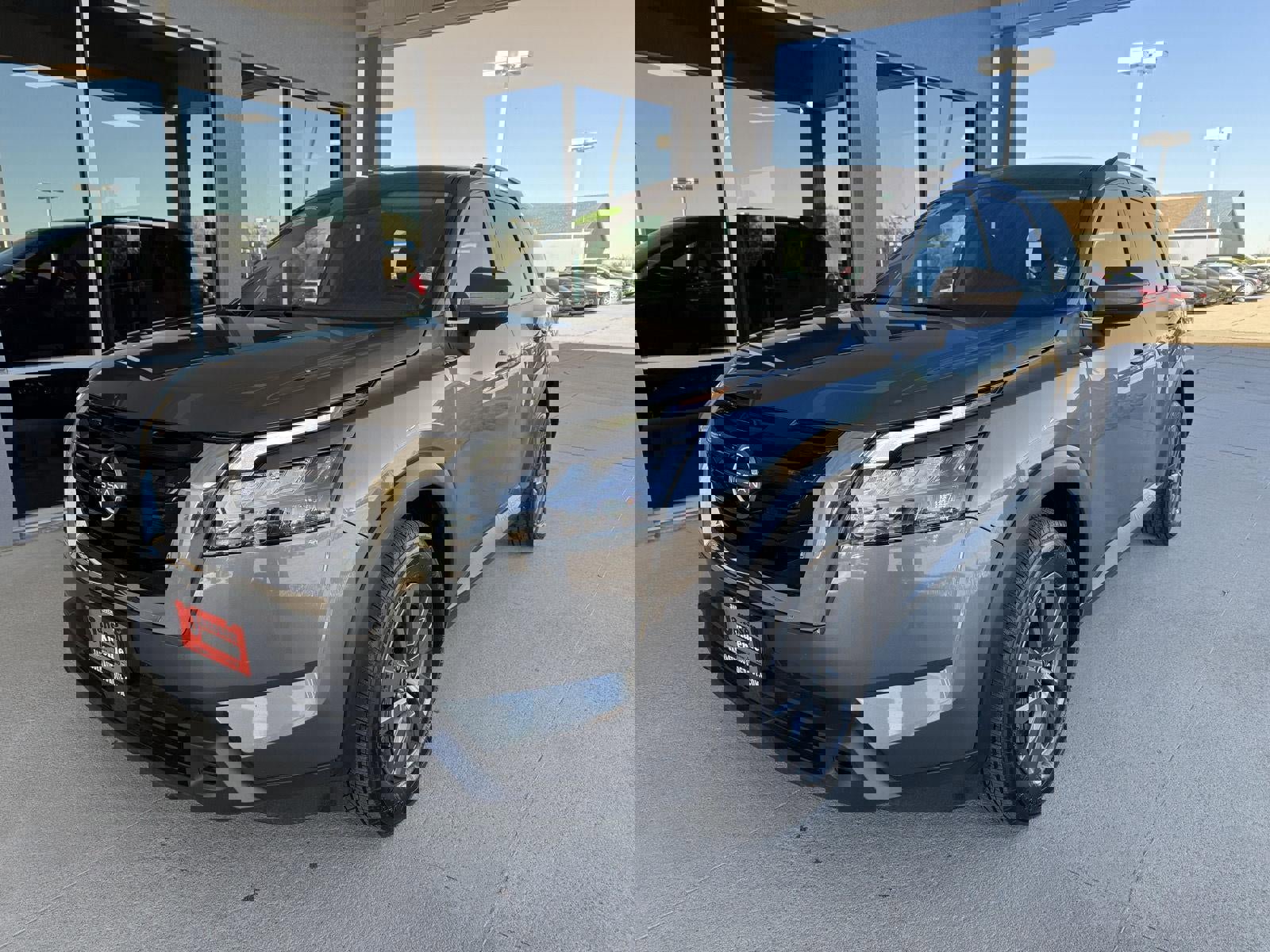 Used 2025 Nissan Pathfinder SV FWD image 2