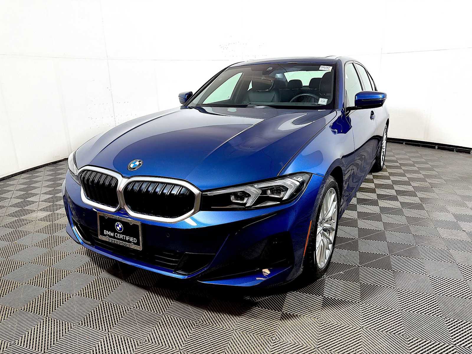 Certified 2023 BMW 330i xDrive Sedan w/ Convenience Package image 3