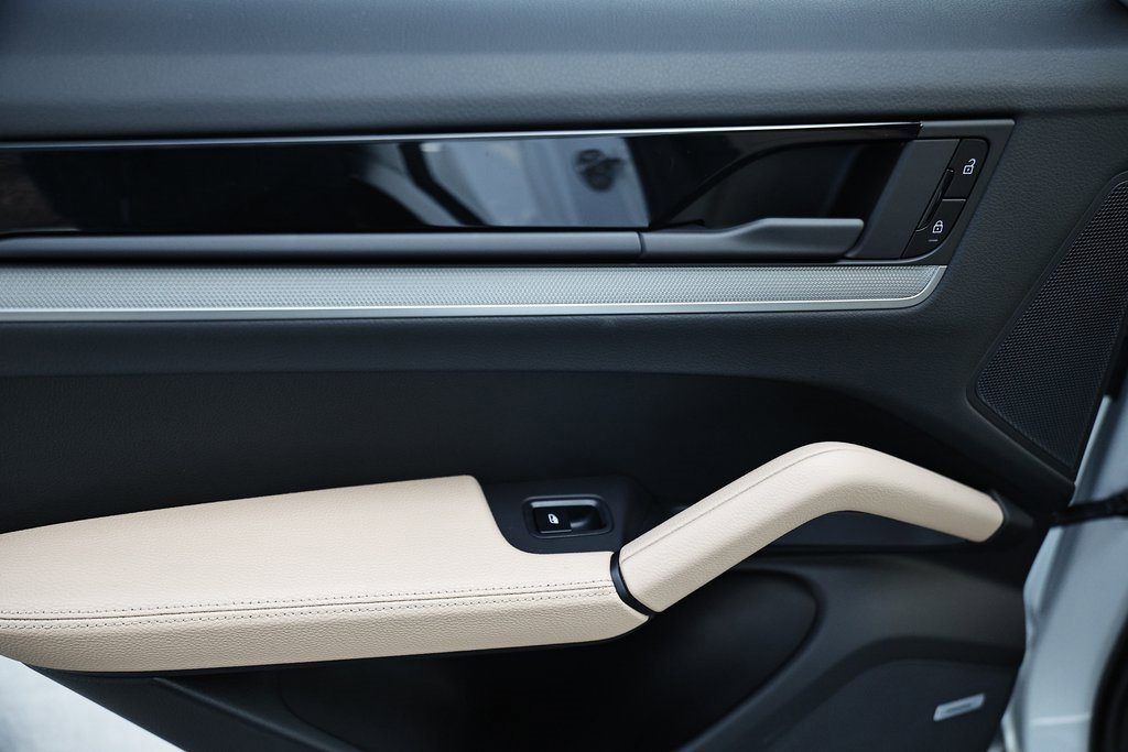 Certified 2025 Porsche Cayenne w/ Premium Package Plus image 27