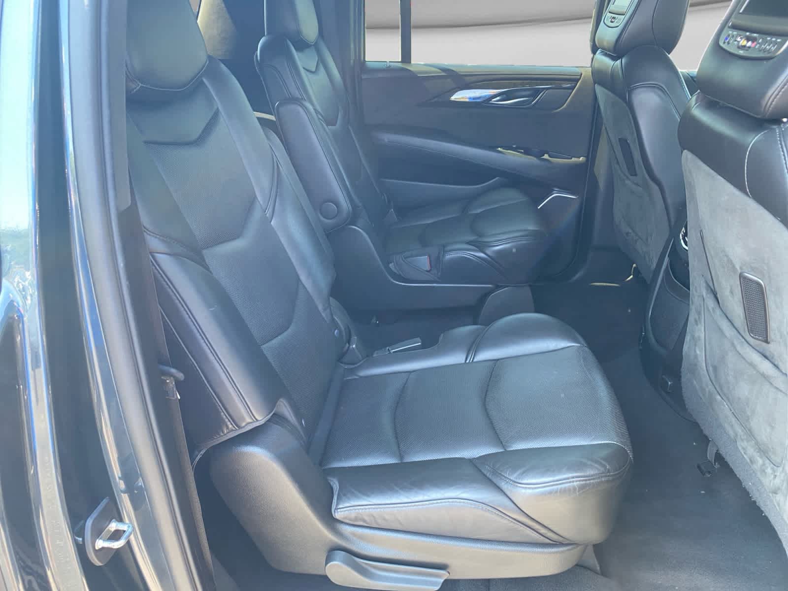 Used 2019 Cadillac Escalade ESV Platinum AWD/4WD image 18