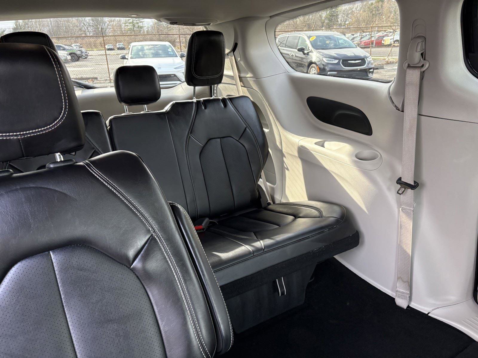 Used 2024 Chrysler Pacifica Touring-L FWD image 13