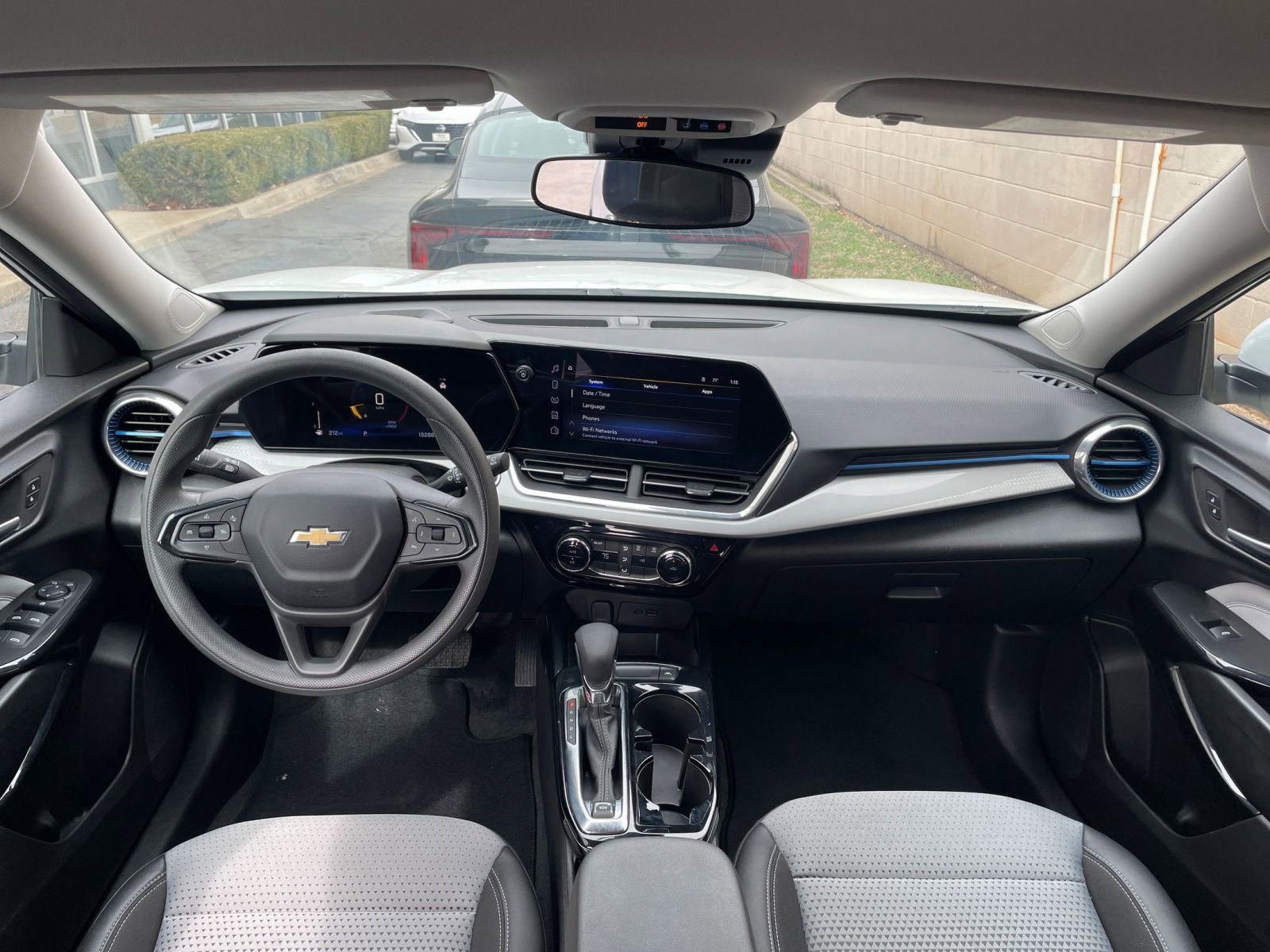 Used 2025 Chevrolet Trax LT image 32