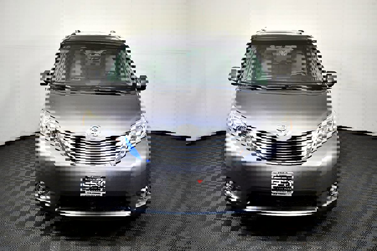 Used 2015 Toyota Sienna XLE image 3