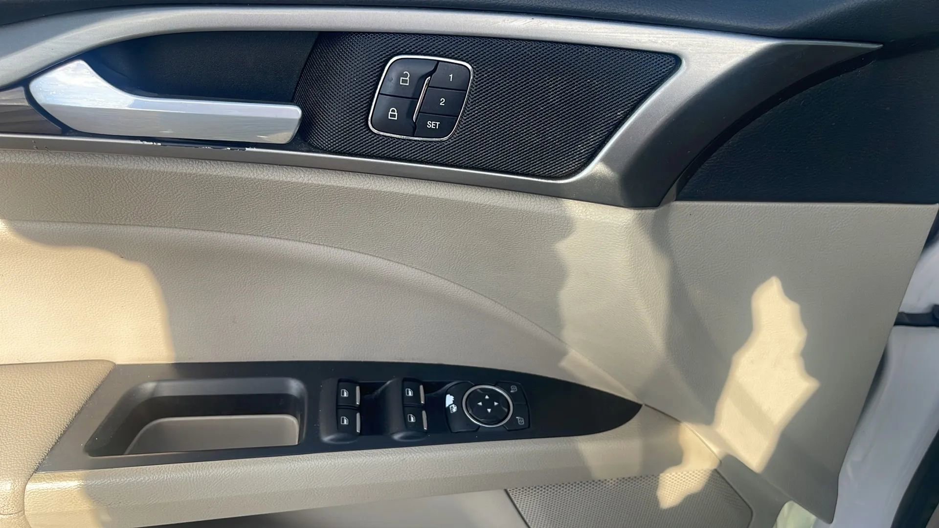 Used 2017 Ford Fusion SE w/ Fusion SE Technology Package image 13