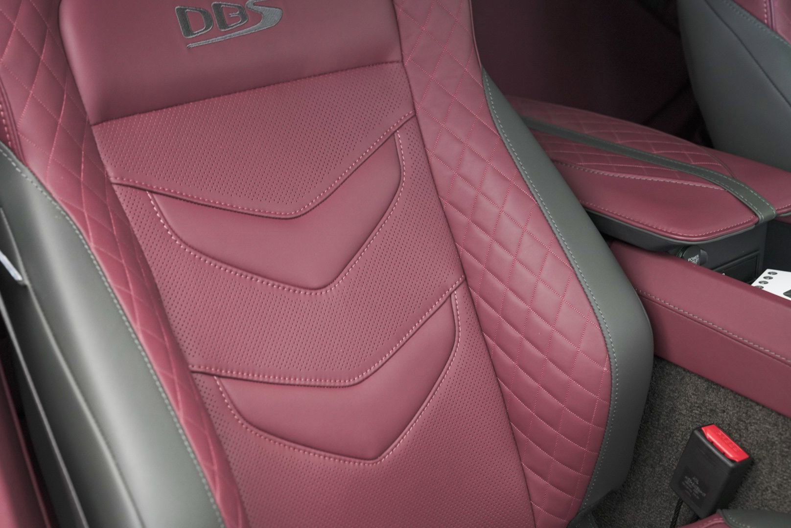 Used 2023 Aston Martin DBS Coupe image 34