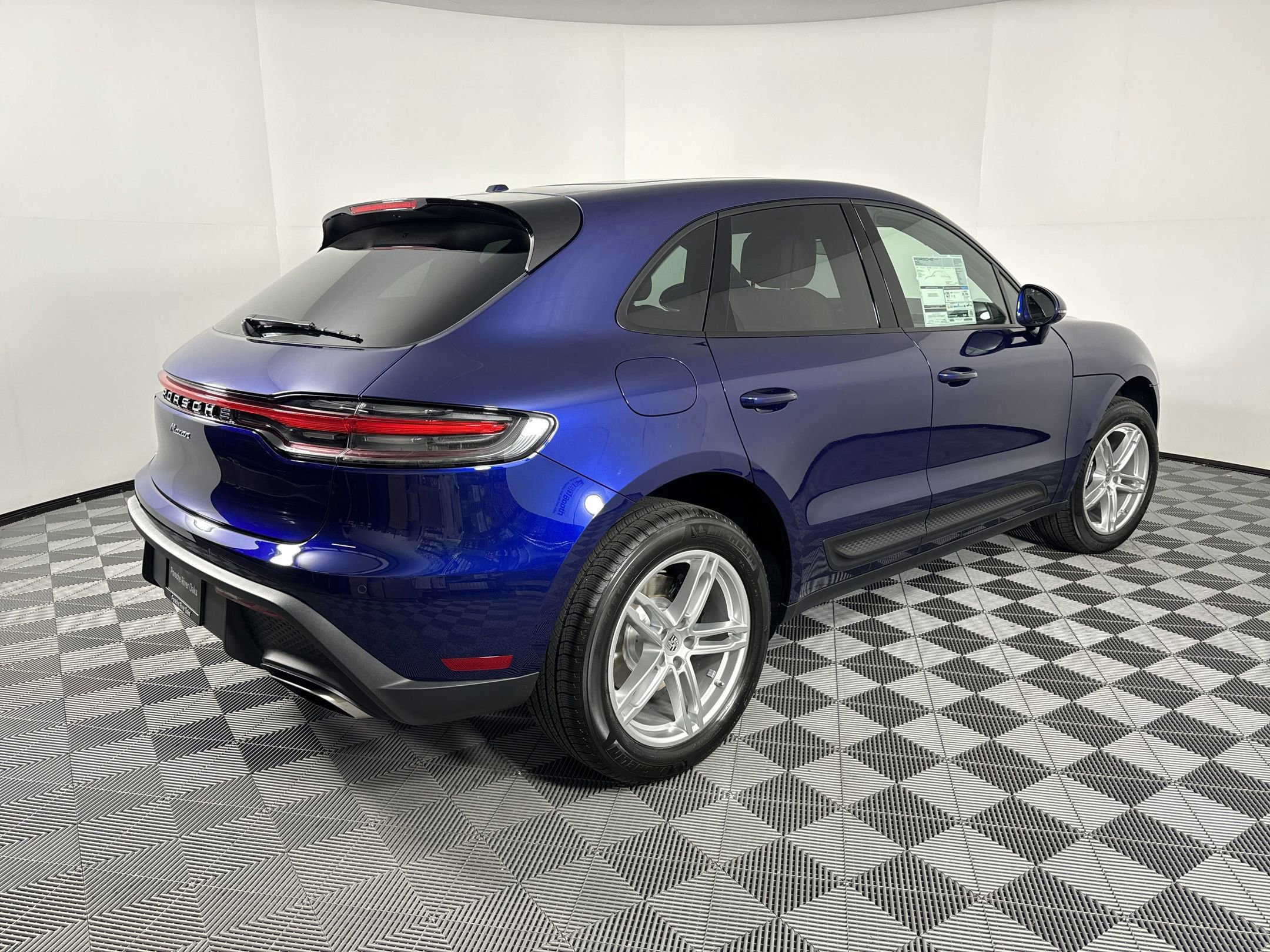 Certified 2025 Porsche Macan image 9