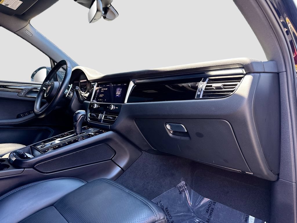 Certified 2023 Porsche Macan AWD/4WD image 31