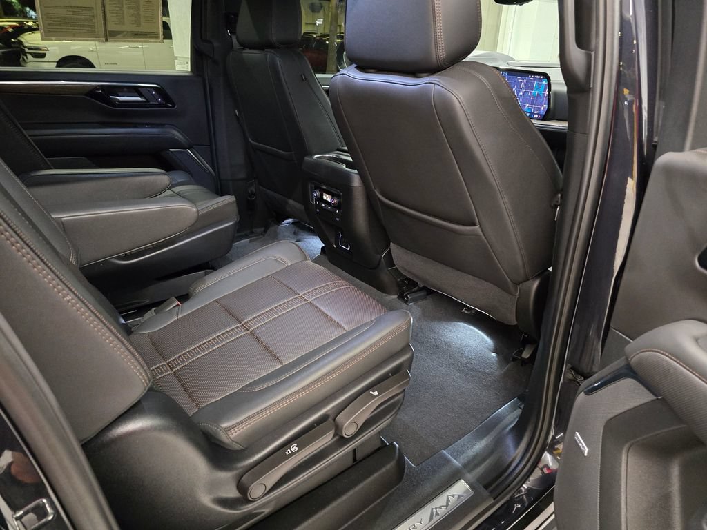 Used 2025 Chevrolet Suburban High Country RWD image 38