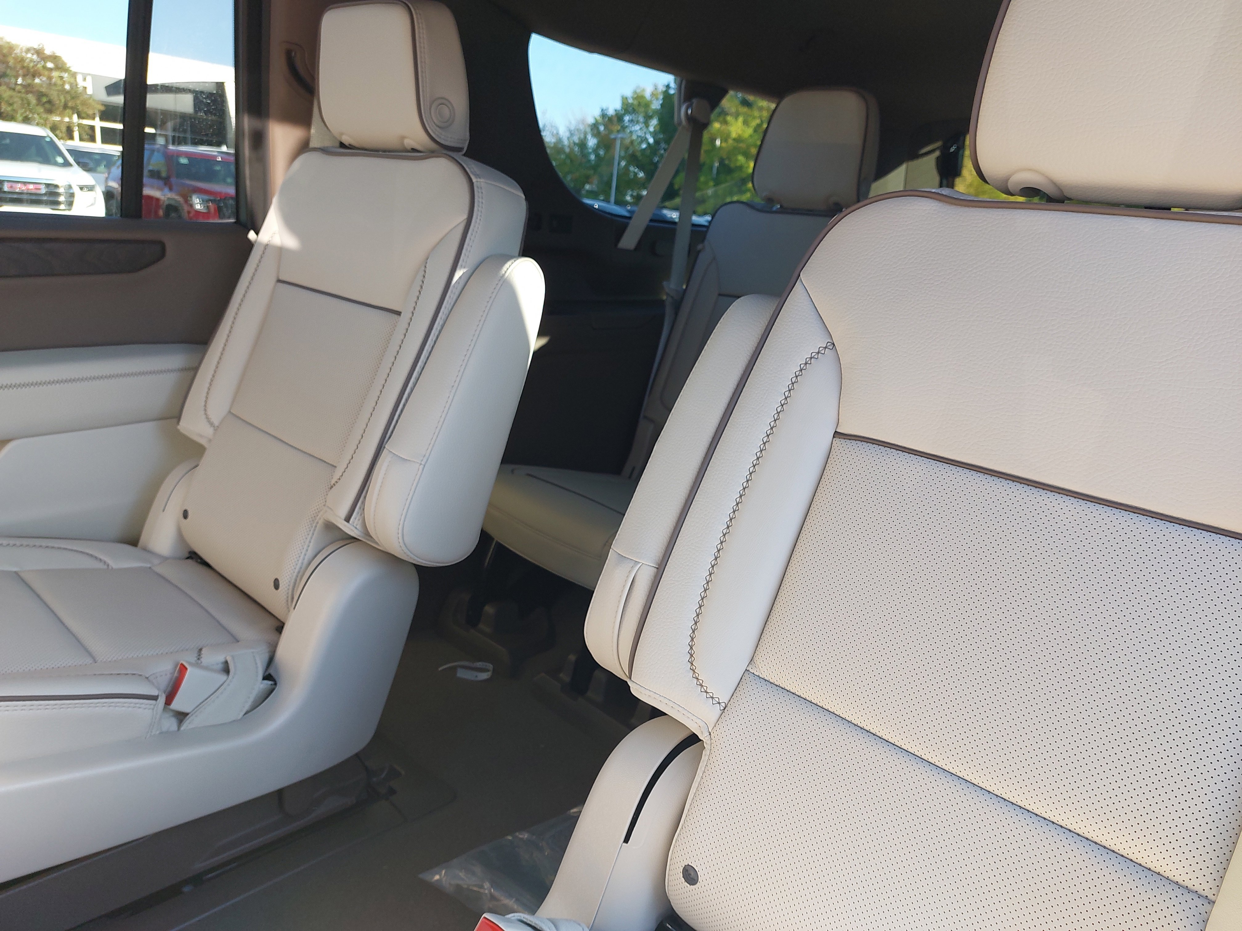 New 2026 GMC Yukon XL Denali w/ Denali Reserve Package image 16