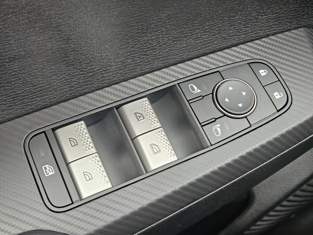 New 2025 Mitsubishi Outlander ES image 17