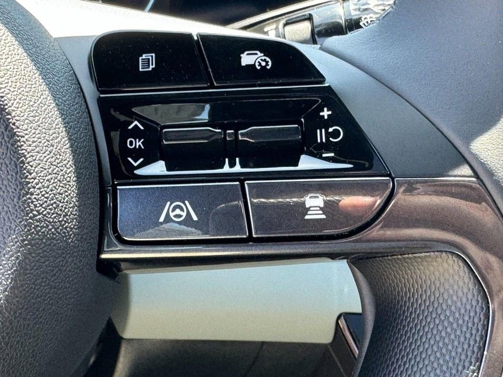 Used 2025 Hyundai Elantra Limited FWD image 20